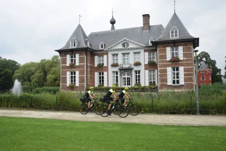 Fietsteam fietst voorbij Kasteel van Schoten