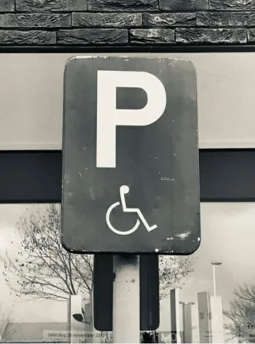Ter illustratie een foto van verkeersbord mindervalidenparkeerplaats