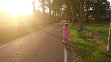 Kind fietst naar school