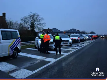 Politie houdt grote controleactie langs snelwegen in Oost- en West-Vlaanderen in samenwerking met provinciale politiescholen 